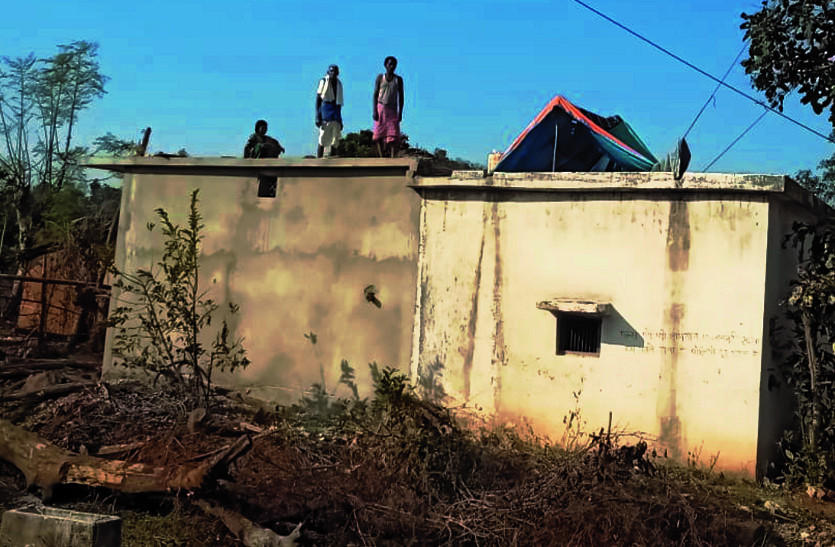 Elephant Attack : खौफ ऐसा कि मकान के ऊपर तंबू लगाकर रात गुजार रहे ग्रामीण