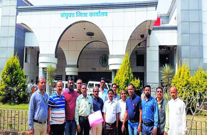 शिक्षक की एक समय में दो इन अलग-अलग जगहों पर बिना बताए लगा दी ड्यूटी, नहीं आने पर थमा दिया निलंबन आदेश...फिर