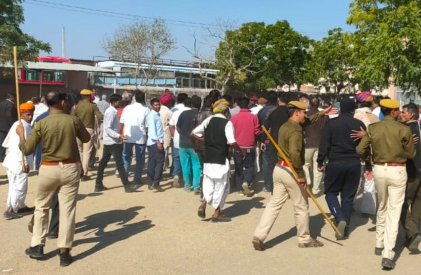 राजस्थान में यहां उपसरपंच चुनाव के दौरान दो गुट भिड़े, चले लात- घूंसे, पुलिस ने किया लाठीचार्ज