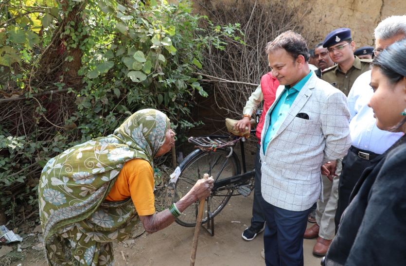 Collector discussed with an elderly woman
