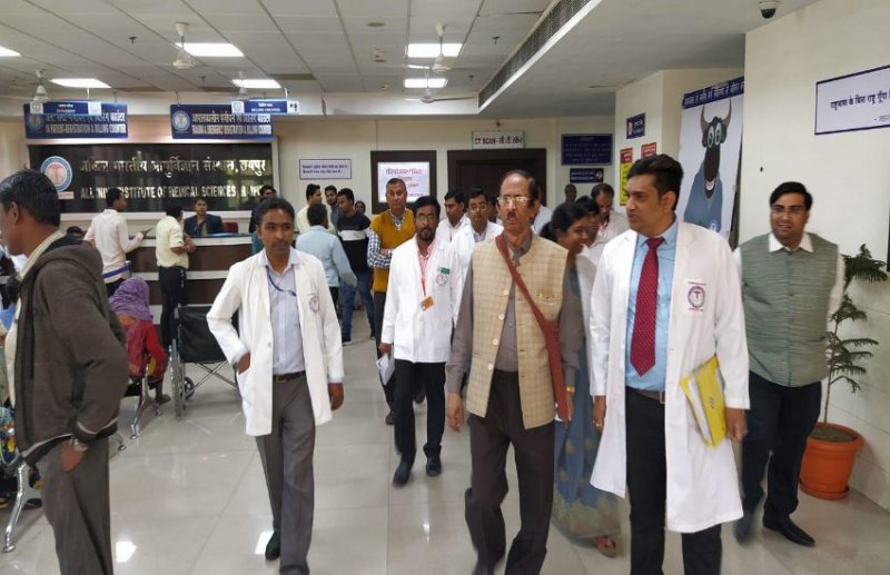 दिल्ली की टीम ने एम्स के वार्डों का किया निरीक्षण