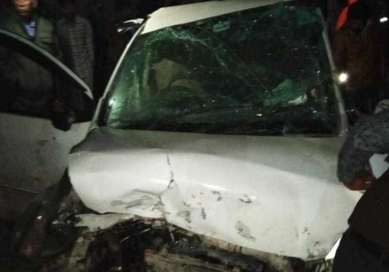 शादी समारोह से लौट रहे परिवार में से तीन की सड़क हादसे में गई जान