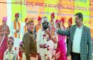 विवाह सम्मेलन में वर-वधू को बांटे हेलमेट