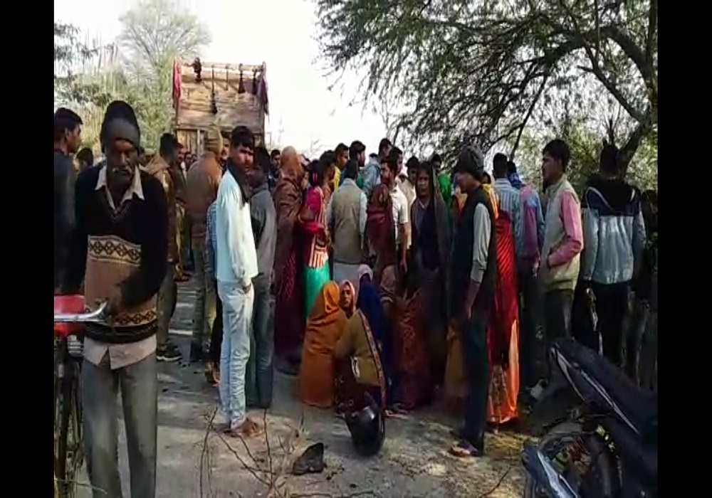 सड़क पर मच गया कोहराम, जब मासूम के साथ हुआ ऐसा हादसा, मौके पर पहुंची पुलिस
