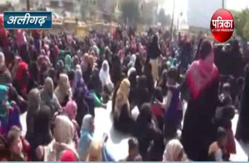 जिल प्रशासन की सभी कोशिशें नाकाम, शाहीनबाग की तर्ज पर शाहजमाल में तेजी से बढ़ रही प्रदर्शनकारी महिलाओं की तादात