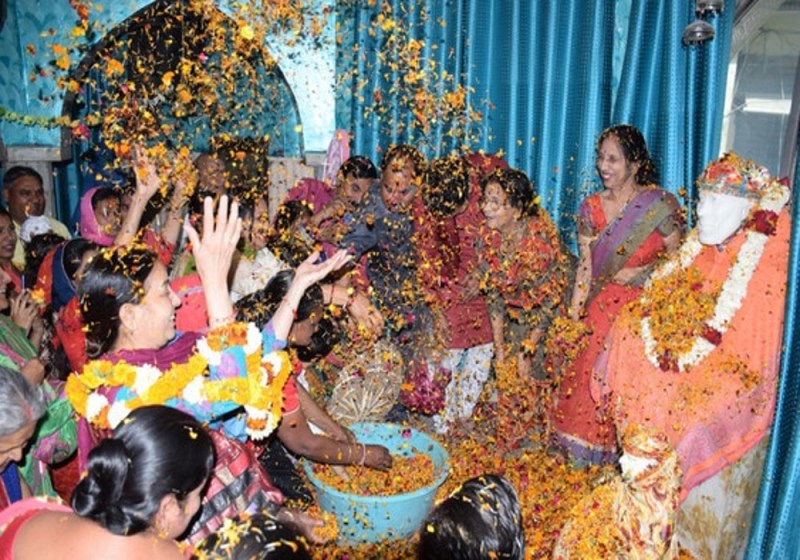 ओरी सखी मंगल गाओ री आज मेरे साई घर आए है