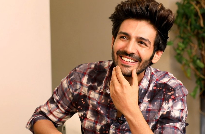 कार्तिक को गले लगाने उनके पीछे दौड़ी एक फैन, इसी बीच हो गया बड़ा हादसा, एक्टर को पता चला तो किया ये काम