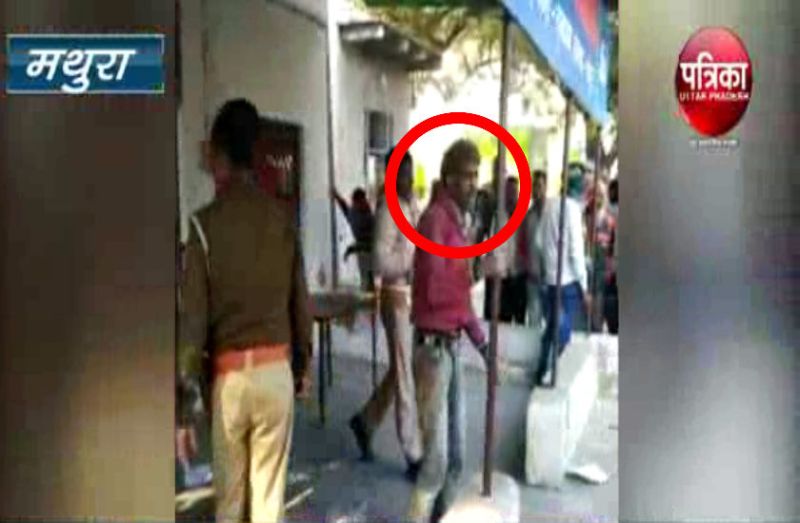 शराबी ने पुलिस चौकी पर किया तांडव, सरकारी दस्तावेज फाड़े, देखें वीडियो