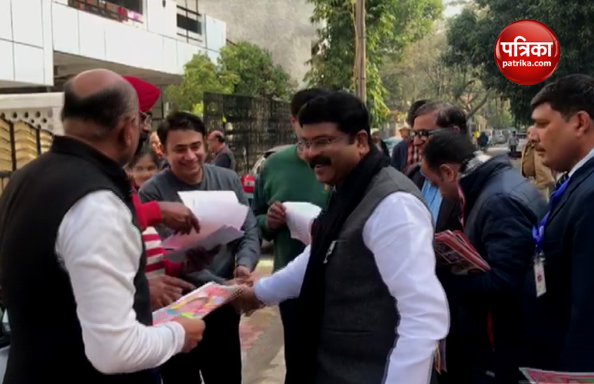 विधानसभा चुनाव: केंद्रीय मंत्री प्रधान ने ‘देश बदला अब दिल्ली बदलो’ के साथ किया प्रचार अभियान का आगाज