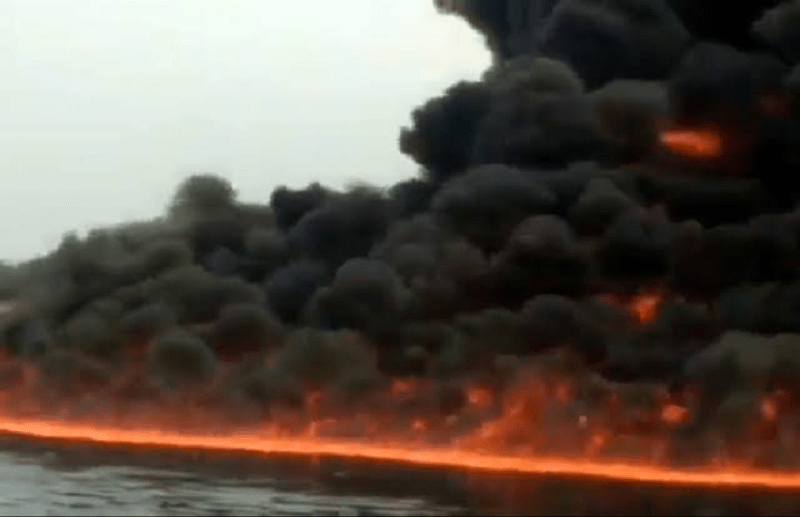 डिब्रूगढ़ की नदी में लगी भीषण आग