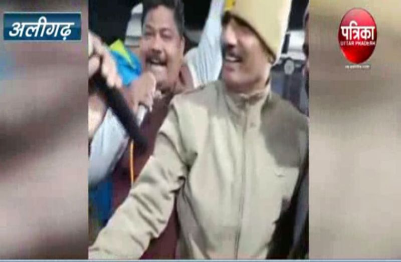 दरोगा और कांस्टेबल का डांसिंग वीडियो सोशल मीडिया पर हुआ वायरल