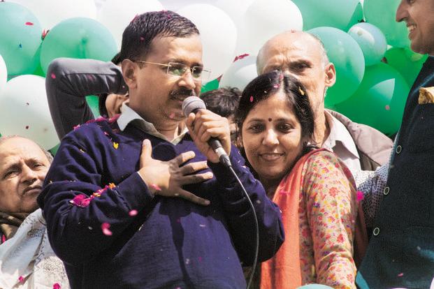 arvind kejariwal and his wife