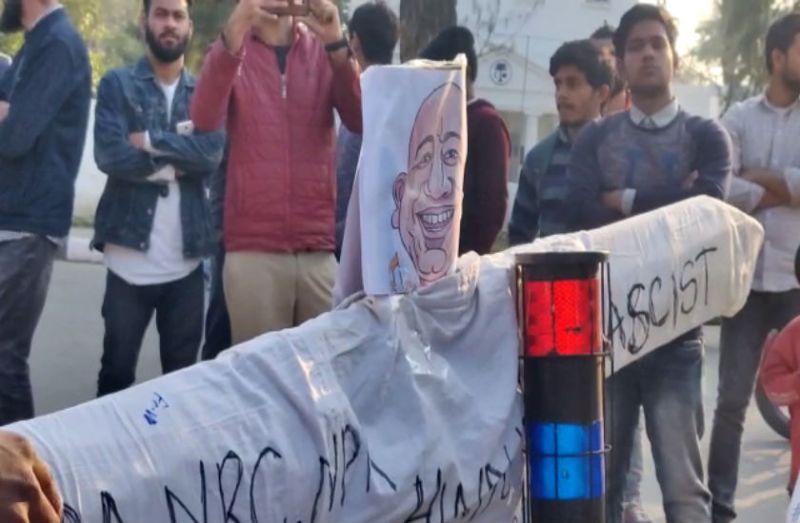 AMU स्टूडेंट्स ने फूंका सीएम योगी व अमित शाह का पुतला, 'बर्बादी' के लगाए नारे