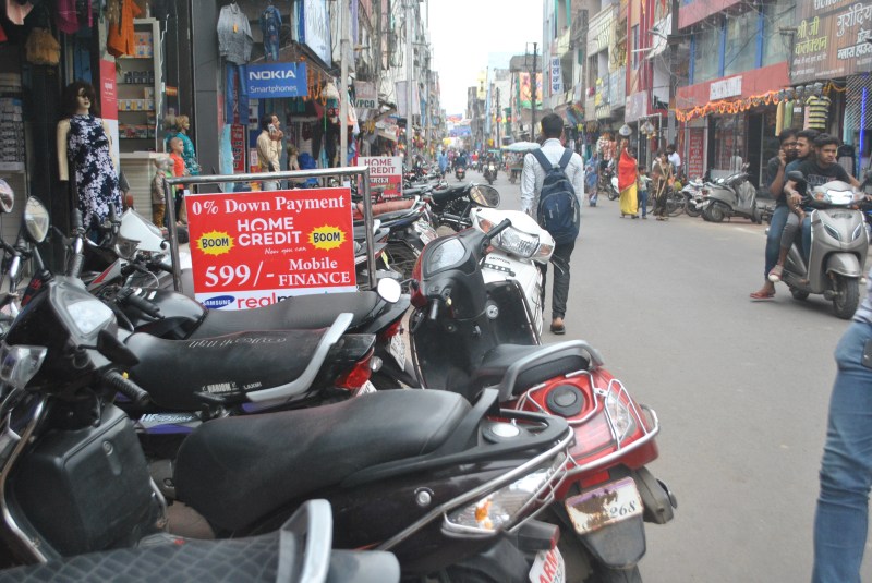 सड़क पर खड़े वाहन बन रहे मुसीबत