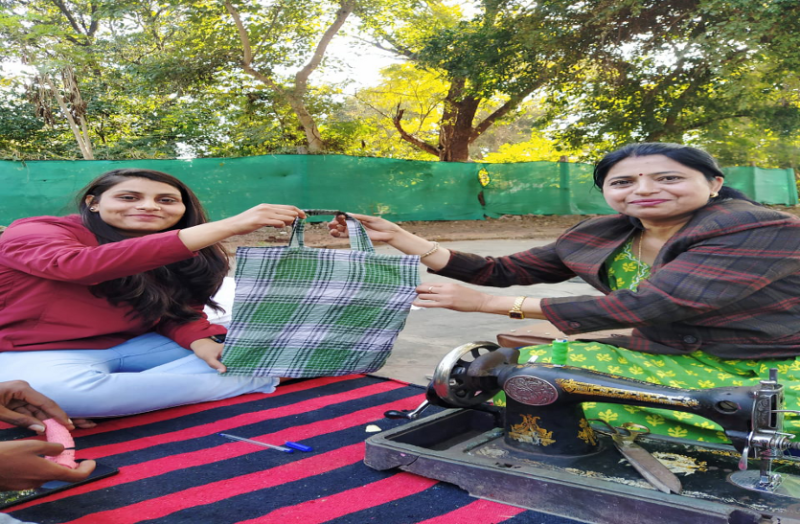 प्लास्टिक बैग रोककर हर हाथ में थैला थमाने को कर रहे काम