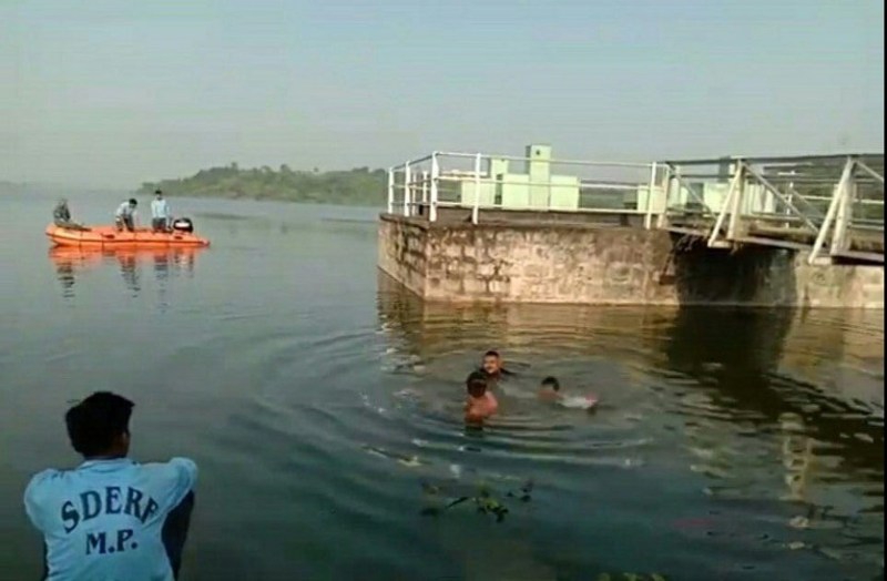 निराशा में डूब रहे दूसरों को डूबने से बचाने वाले