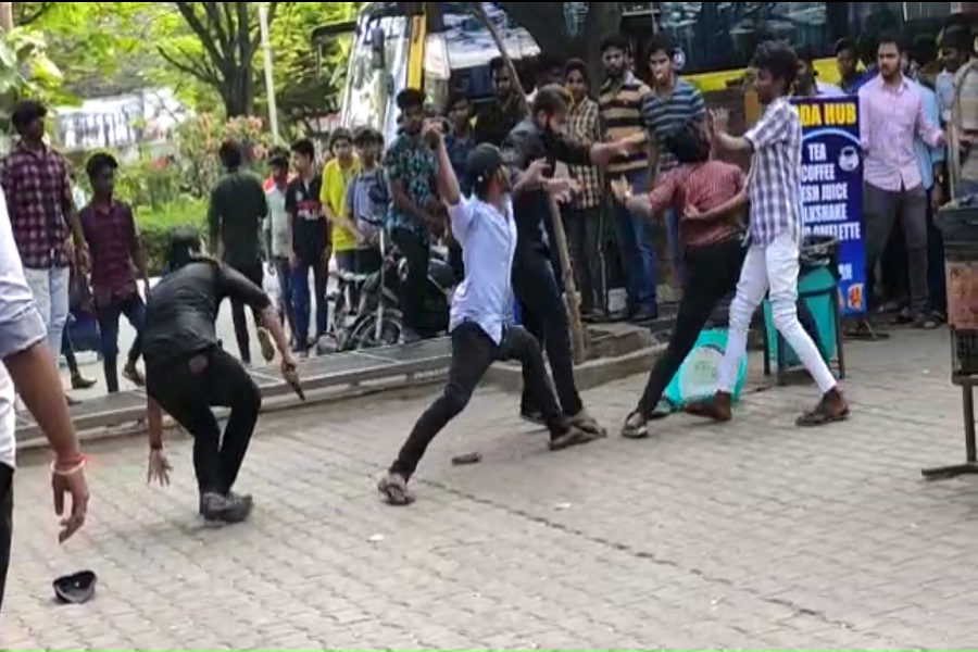 Fight between two groups in Famous College in Chennai