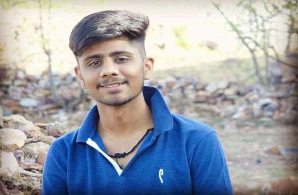 सीए फाउण्डेशन में देश में 27वां स्थान पाने वाले चित्तौडग़ढ़ के शास्त्रीनगर निवासी आर्यन सोड़ानी