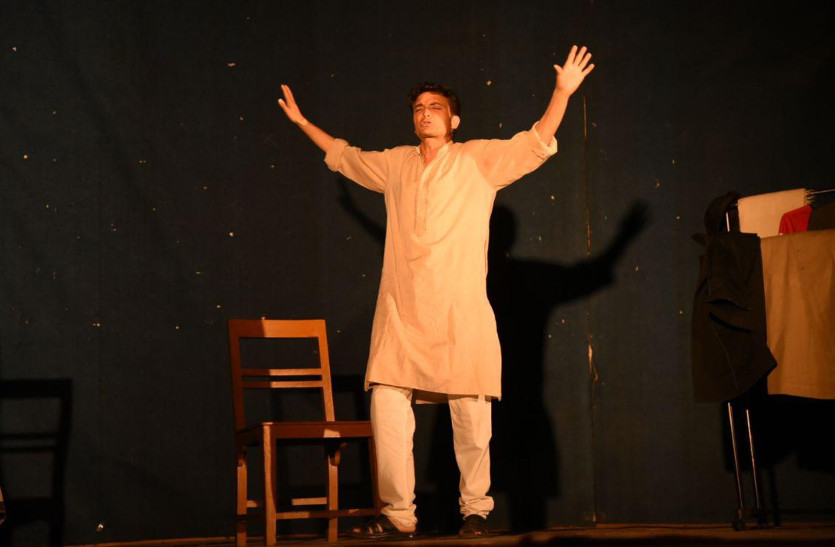 Drama 'Mein Manoharsingh hoon' staged: Keharsingh's best performance