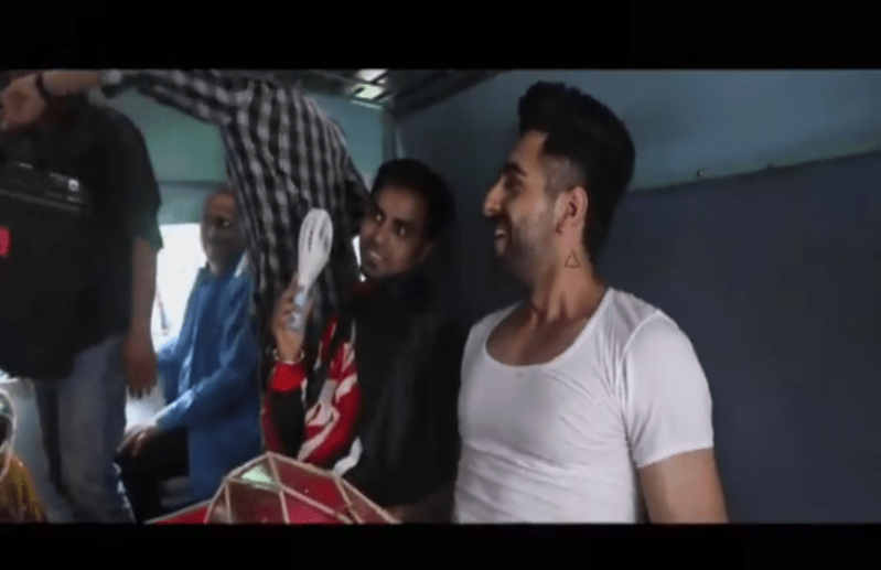 ट्रेन में भीख मांगते हुए आयुष्मान खुराना