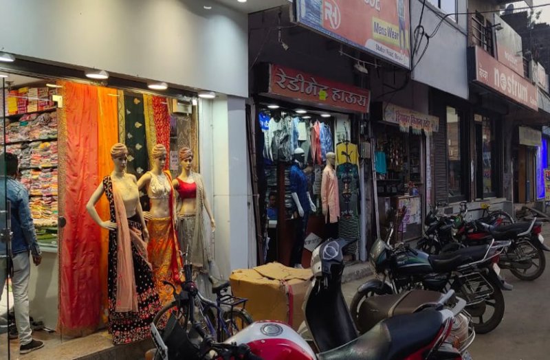 Business done at shops without writing GST and registration number