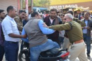 राष्ट्रीय राजमार्ग से सटे वाहनों पर यातायात पुलिस की कार्यवाही, वीडियों में देखें क्या हुआ