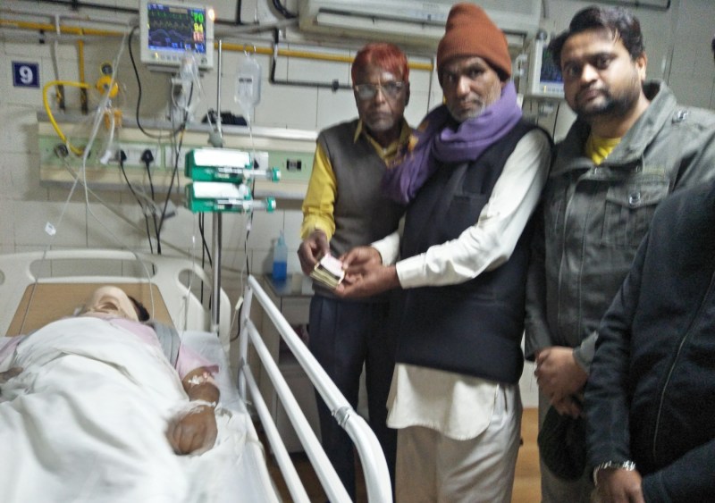 शिक्षकों ने पेश की मानवता की अनूठी मिशाल, हादसे में घायल के उपचार के लिए दिए 50 हजार