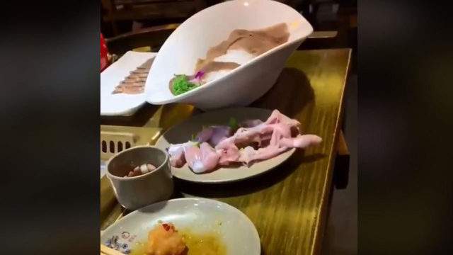 प्लेट में खुद चलने लगा था मीट का टुकड़ा, देखें वायरल वीडियो