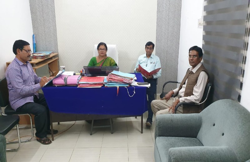 अभद्र व्यवहार और फर्जी वाउचर पर हस्ताक्षर करने की शिकायत पहुंची महिला आयोग