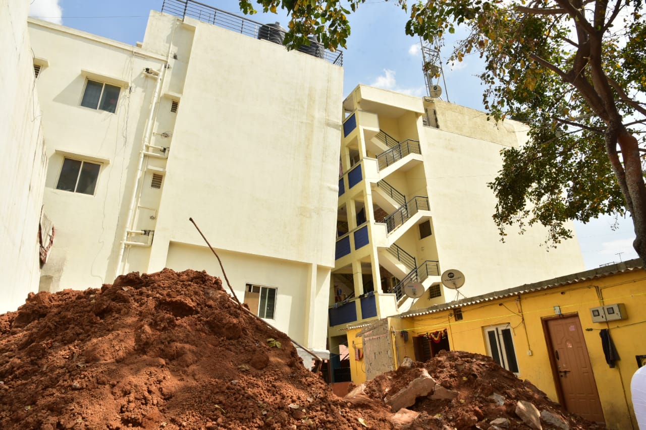 बेंगलूरु में चार मंजिला इमारत झुकी, दर्जनों लोगों सांसे अटकी