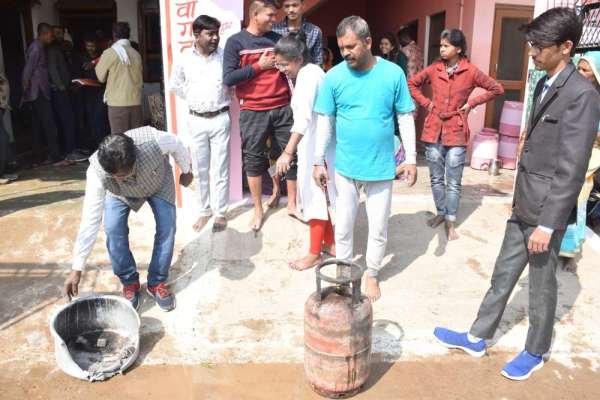 निशांत बिहार कॉलोनी में शादी वाले घर में सिलेंडर से भड़की आग, मची अफरा तफरी