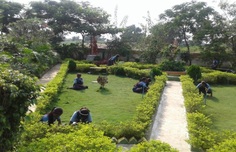 जब देशभर के सारे स्कूल, कॉलेजों और कार्यालयों में सन्नाटा रहता है, तो इस पाठशाला में बच्चों की आवाज गूंजती है,,,कहां है यह पाठशाला ?