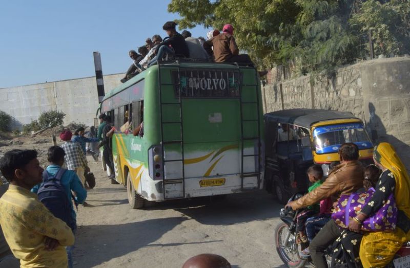 जान को जोखिम, उड़ रही नियमों की धज्जियां