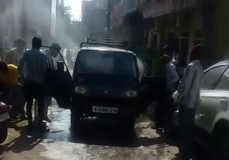 बांसवाड़ा.वेन में लगी आग, मचा हडक़ंप