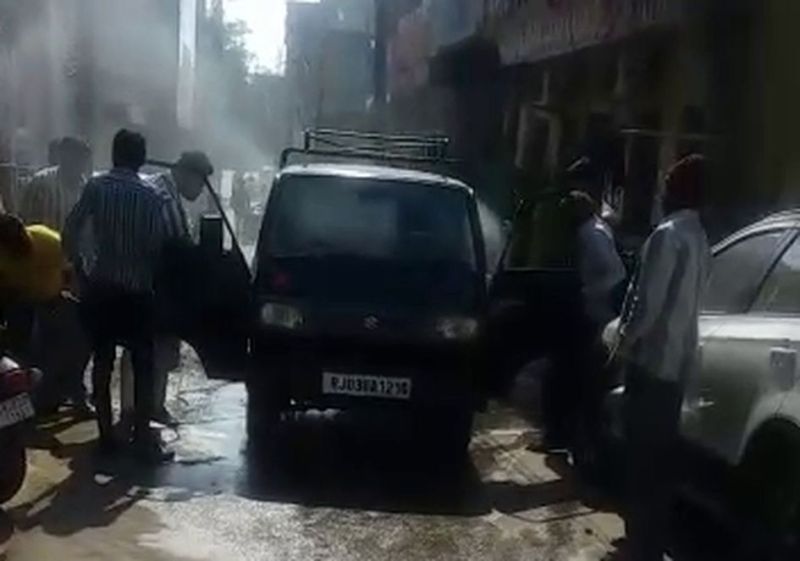 बांसवाड़ा.वेन में लगी आग, मचा हडक़ंप