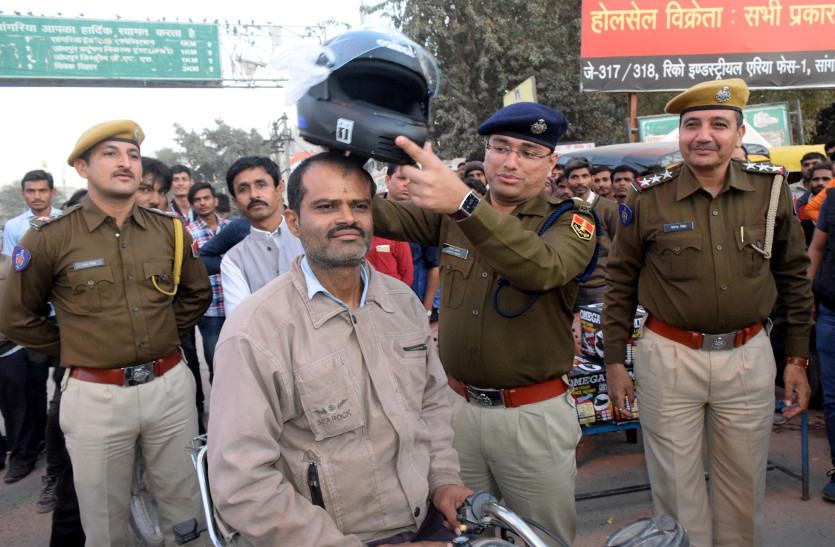 पुलिस ने सौ दुपहिया वाहन सवारों को पहनाए हेलमेट