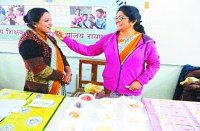 लर्निंग कैम्प में स्पेशल बच्चों को समझाने गाजर का हलवा और बेसन का लड्डू लेकर पहुंच गई ये टीचर