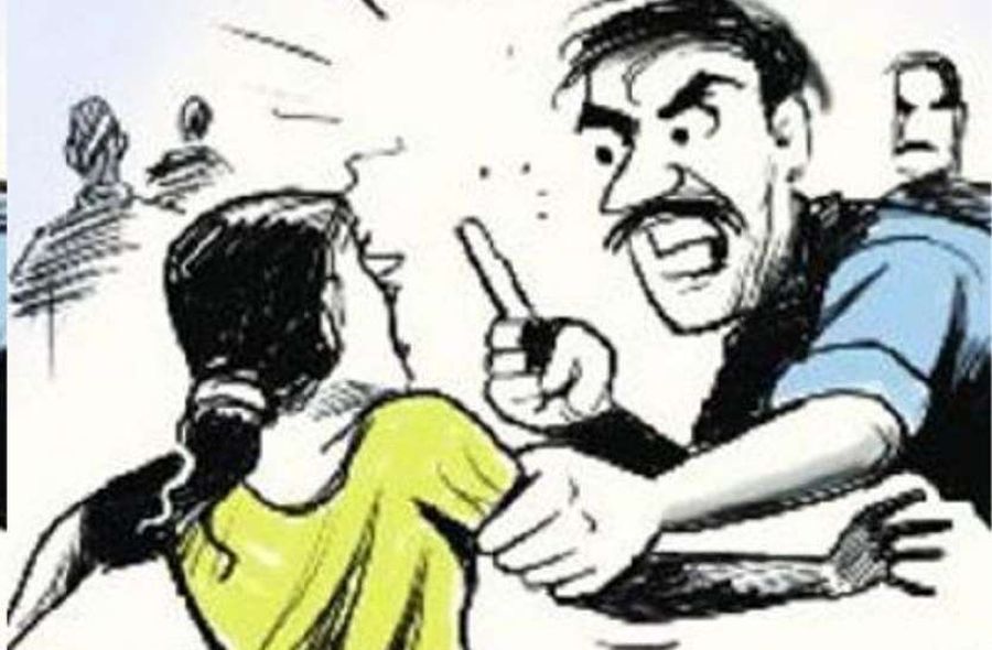 बालिका बोली, मां ने इतना मारा कि दांत टूट गया, जलाने की दी धमकी