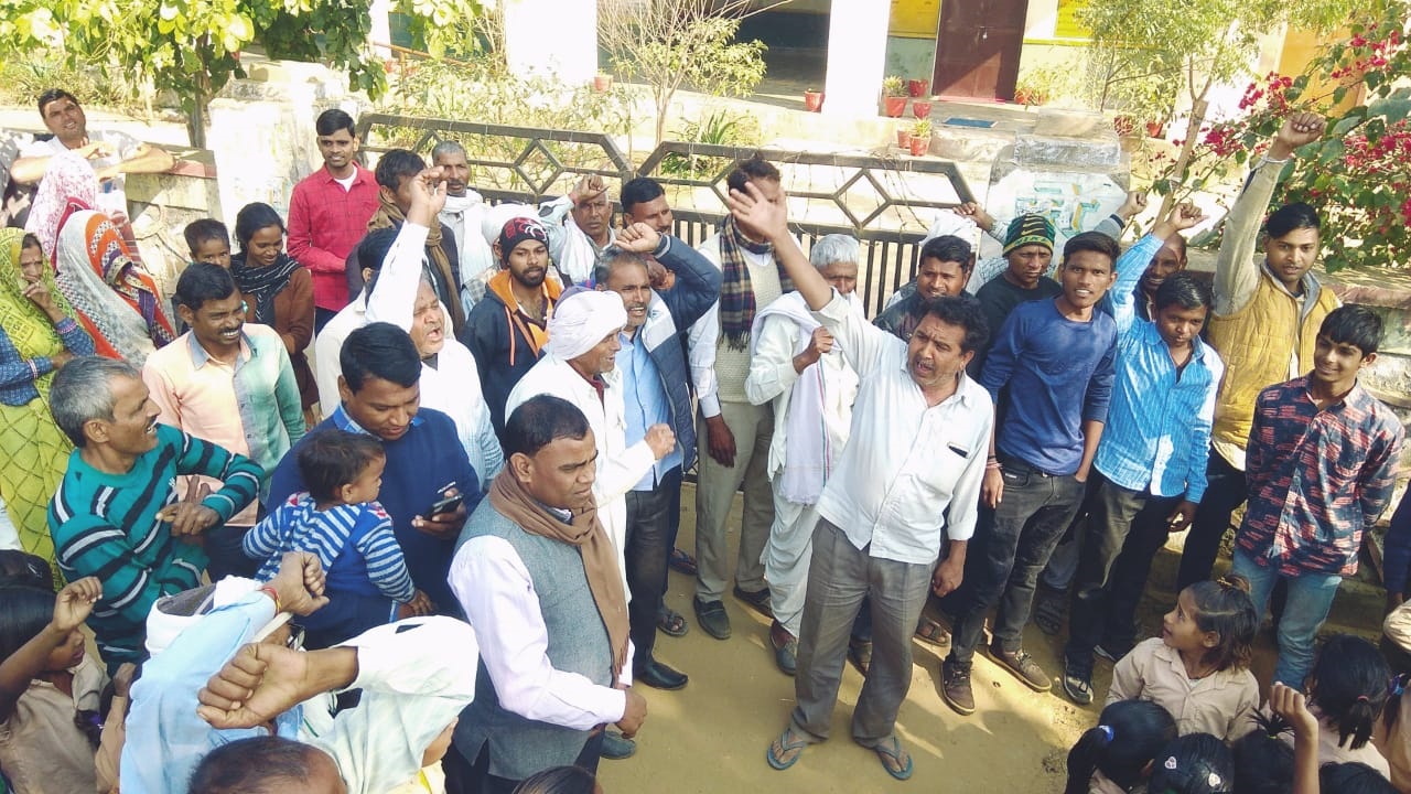 विद्यालय क्रमोन्नत नहीं हुआ तो ग्रामीणों ने लगाया ताला