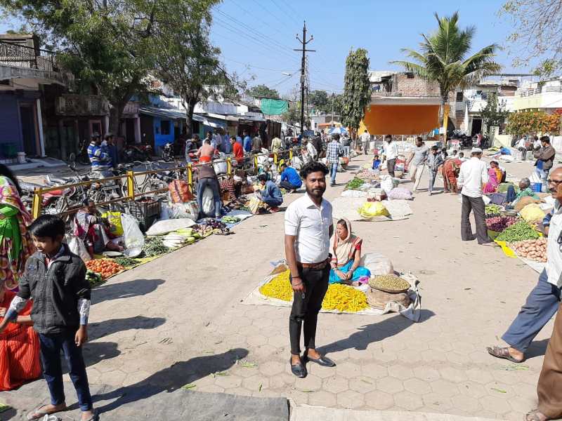 चार जगहों पर लग रहा साप्ताहिक बाजार