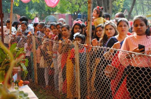 PHOTO GALLERY :  खिलखिलाते फूलों की खूसबसूरती को देख लोगों के भी चेहरे खिले