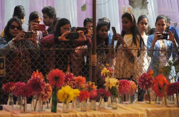 PHOTO GALLERY :  खिलखिलाते फूलों की खूसबसूरती को देख लोगों के भी चेहरे खिले