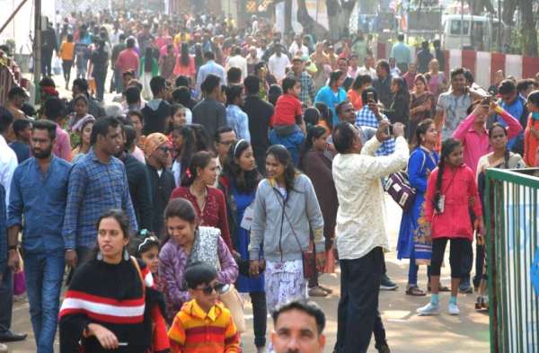 PHOTO GALLERY :  खिलखिलाते फूलों की खूसबसूरती को देख लोगों के भी चेहरे खिले