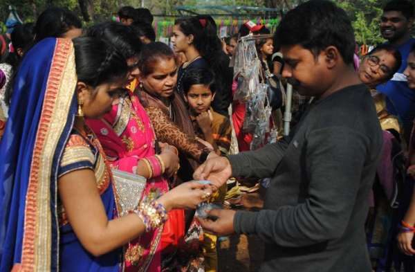 PHOTO GALLERY :  खिलखिलाते फूलों की खूसबसूरती को देख लोगों के भी चेहरे खिले