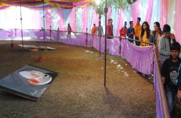 PHOTO GALLERY :  खिलखिलाते फूलों की खूसबसूरती को देख लोगों के भी चेहरे खिले