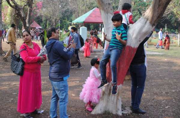 PHOTO GALLERY :  खिलखिलाते फूलों की खूसबसूरती को देख लोगों के भी चेहरे खिले