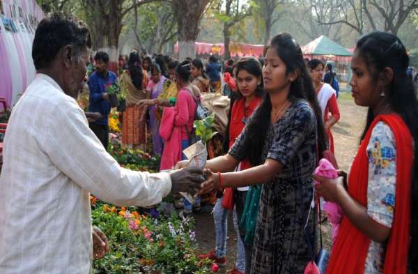 PHOTO GALLERY :  खिलखिलाते फूलों की खूसबसूरती को देख लोगों के भी चेहरे खिले