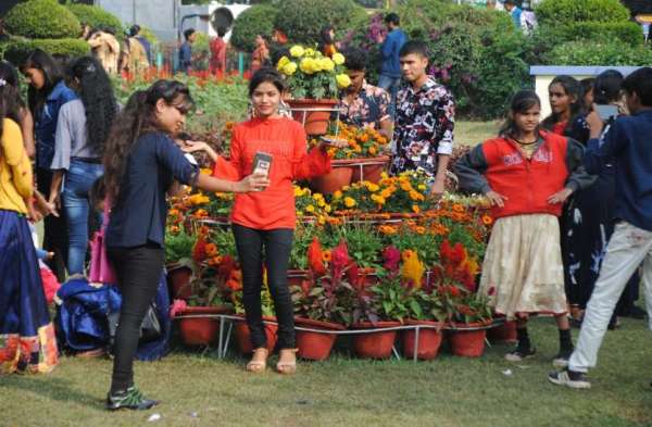 PHOTO GALLERY :  खिलखिलाते फूलों की खूसबसूरती को देख लोगों के भी चेहरे खिले