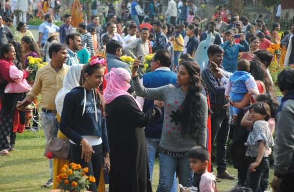 PHOTO GALLERY :  खिलखिलाते फूलों की खूसबसूरती को देख लोगों के भी चेहरे खिले