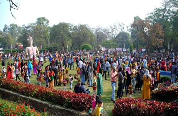 PHOTO GALLERY :  खिलखिलाते फूलों की खूसबसूरती को देख लोगों के भी चेहरे खिले